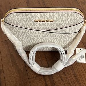 NWT Michael Kors Jet Set Travel Medium Dome Crossbody
Signature Blush Purse